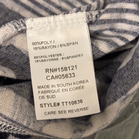 Elegant Floral Women's Blouse in Black and White - Picture 3 of 8